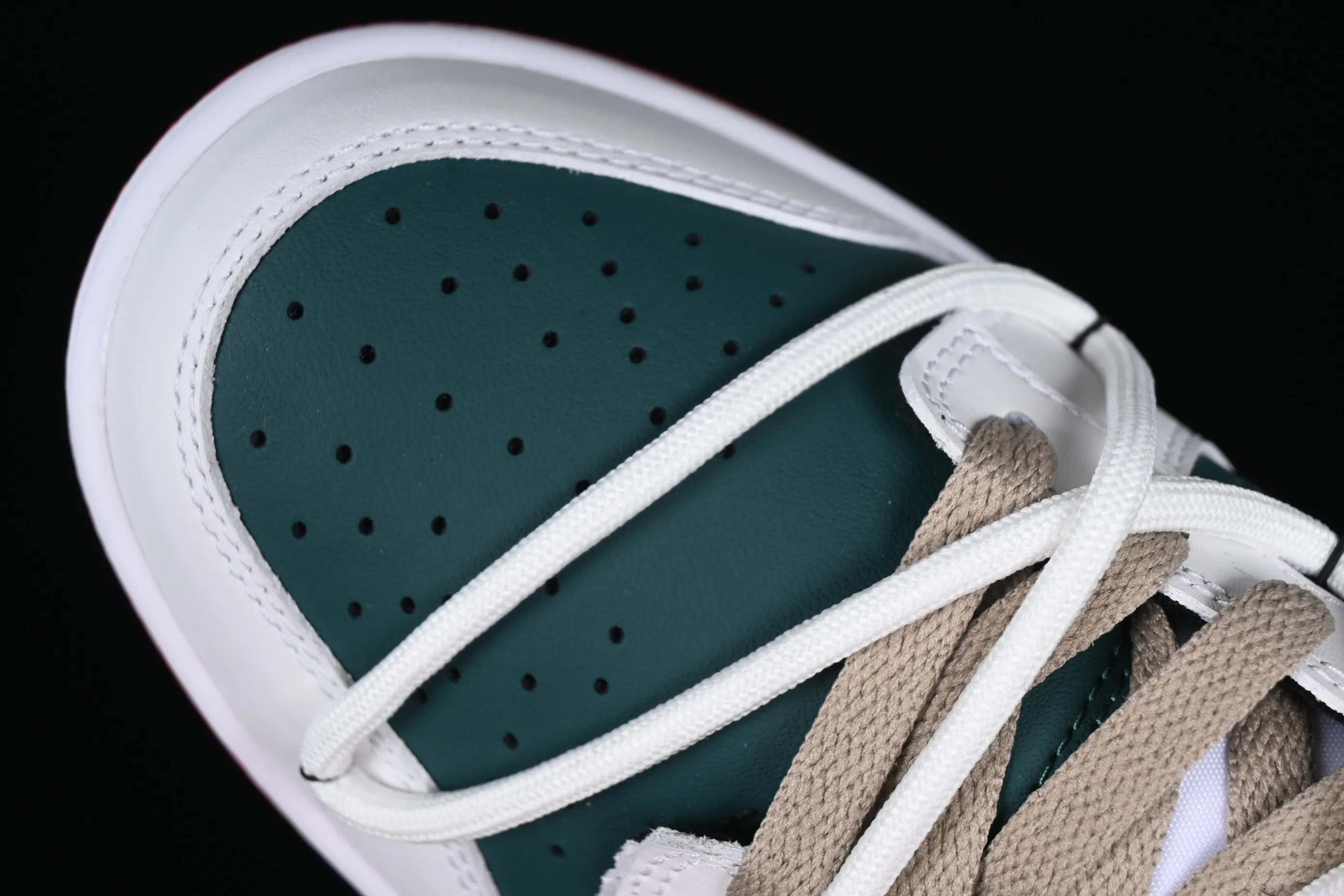 All Categories Nk SB Dunk Series Nk SB Dunk Low Low-top sneakers Nk Dunk Low Explore the limits Green, white and brown SB strappy low-top casual sneakers FD9762-061